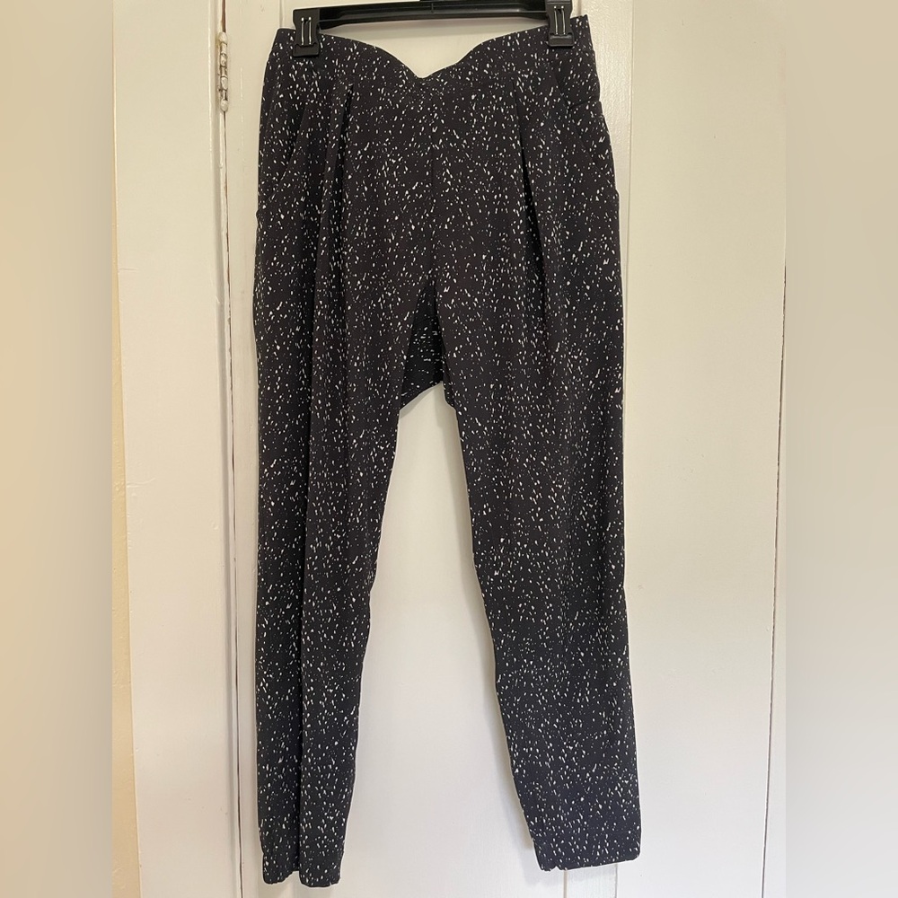 Lululemon Athletica city joggers pleated pants black and white size 6